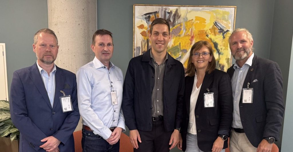 Fra vesntre: Ståle Sæther, COO ScaleAQ, Ragnar Sæternes, FoU koordinator Sinkaberg, statsråd Andreas Bjelland Eriksen, Hanne Digre, CSO i ScaleAQ og bærekraftsdirektør i Norner, Thor Kamfjord. FOTO: Kommunikasjonsenheten Klima- og miljødepartementet.